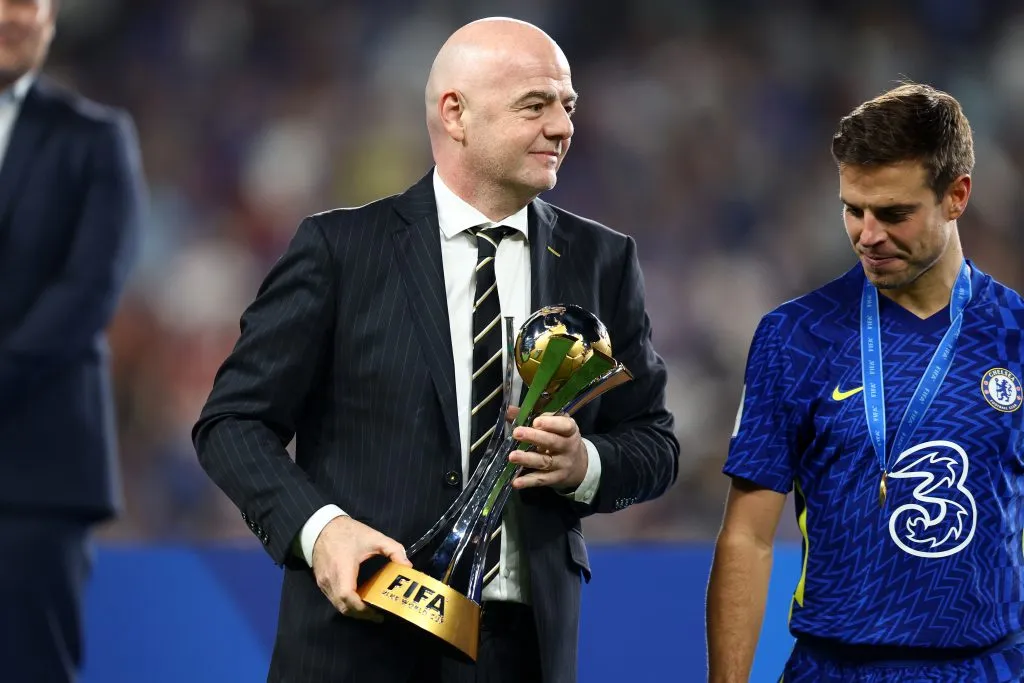 El presidente de la FIFA con el trofeo del Mundial de Clubes. (Getty)