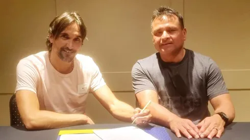 Diego Martínez firmando su contrato en Boca