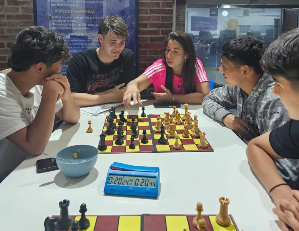 Taborda jugó al ajedrez con los chicos de Boca.
