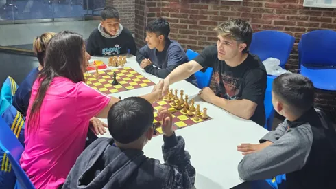 Taborda jugó al ajedrez con los chicos de la pensión de Boca.