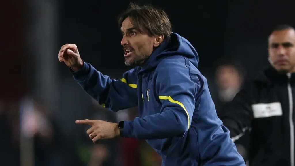 Diego Martínez se inclinó por otros jugadores por encima de Saralegui. (Getty)