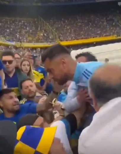 Sebastián, de remera azul, intenta frenar a Chiquito Romero.