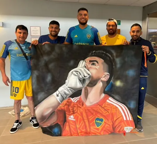 La bandera que le regalaron a Romero y fue colgada en un palco de La Bombonera.