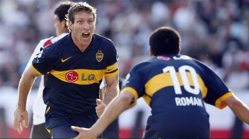 Román y Martín se abrazan después de un gol de Boca a River.