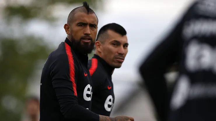Arturo Vidal junto a Gary Medel