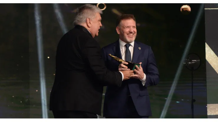Alejandro Domínguez recibió un Martín Fierro.