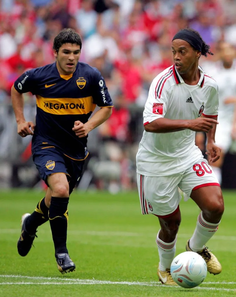 Pochi Chávez marcando a Ronaldinho en un viejo Boca – Milan. Foto: Imago.