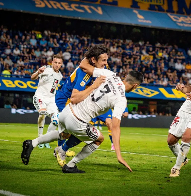 La foto de la jugada de Cavani en el primer tiempo.