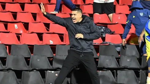 Riquelme bajó a la platea para defender a los hinchas.