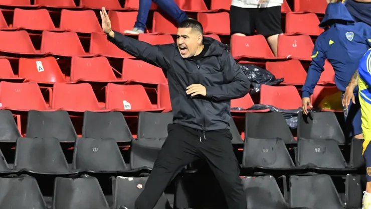 Riquelme bajó a la platea para defender a los hinchas.