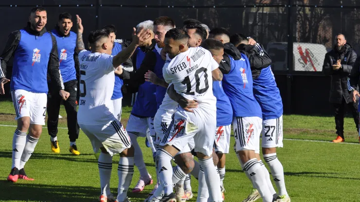 Calentó la previa: el tatuaje gigante de un jugador de Deportivo Riestra.