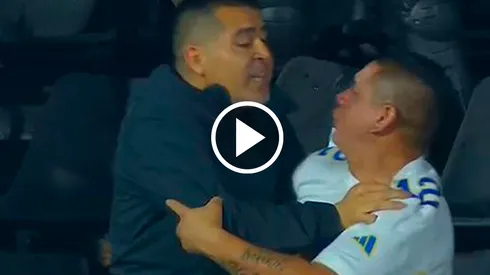 Juan Román Riquelme tratando de frenar a los hinchas de Boca