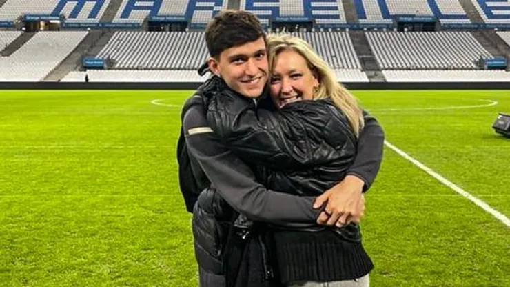 Leonardo Balerdi junto a su madre