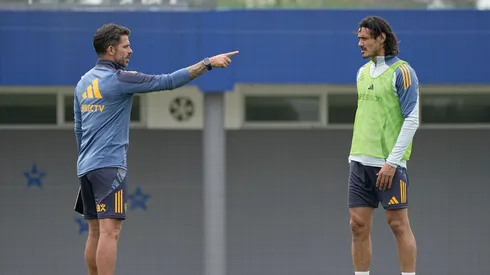 Fernando Gago y Edinson Cavani.