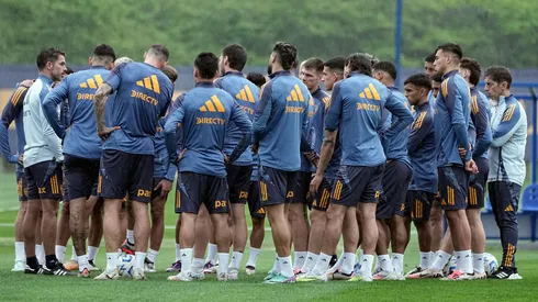 Fernando Gago, hablando con el plantel de Boca.
