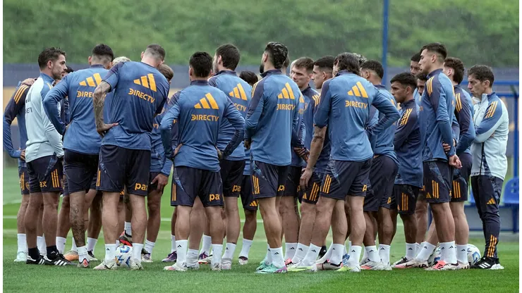 Fernando Gago, hablando con el plantel de Boca.