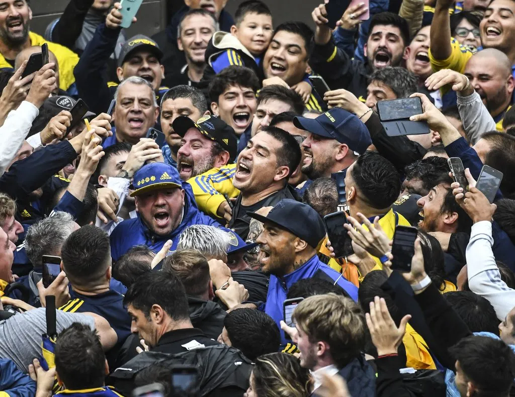 Román y la gente de Boca, un amor que se fortaleció con el paso del tiempo. Foto: Getty.