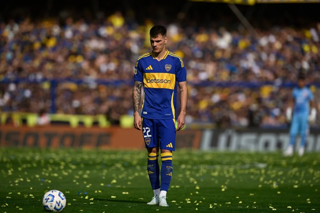 Kevin Zenón le deja dudas a Fernando Gago. (Imago)