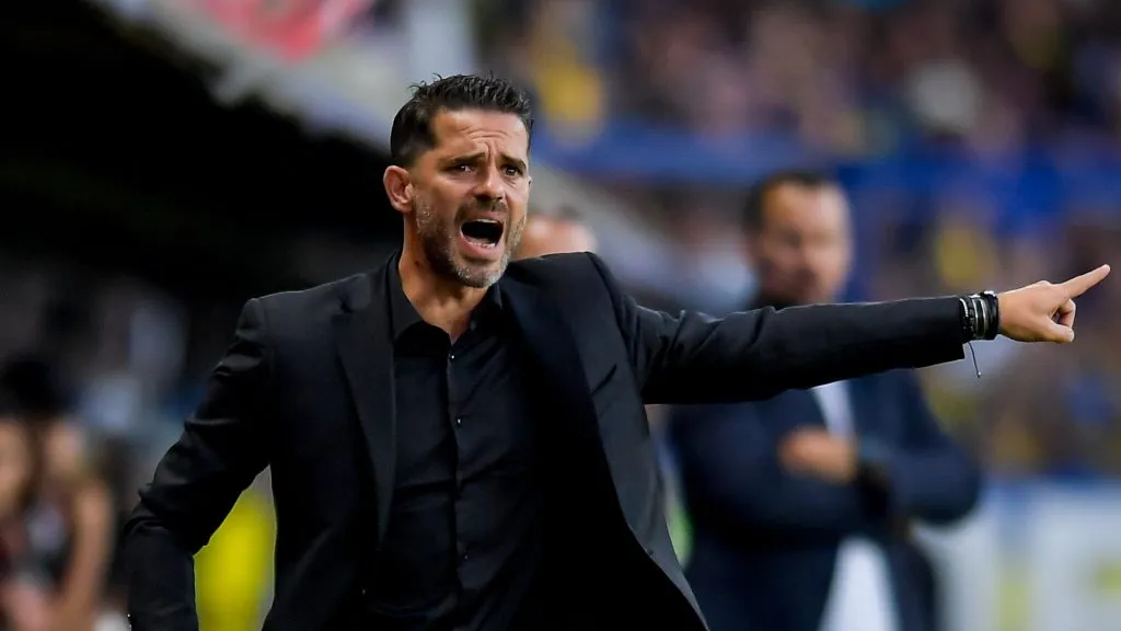 Gago podría hacer un cambio en la zaga central.