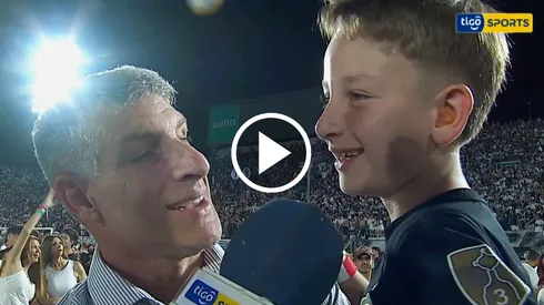 Palermo celebró el título de Olimpia junto a su hijo.