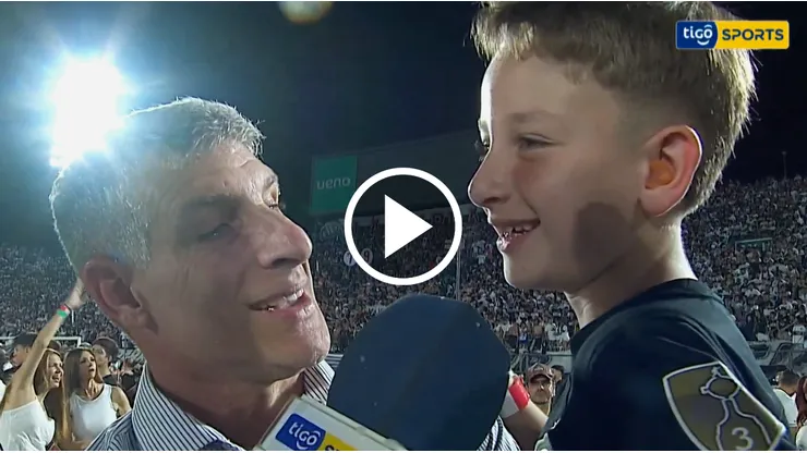 Palermo celebró el título de Olimpia junto a su hijo.