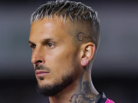 Las fotos de Benedetto: su frase viral en un vaso y el tatuaje de Boca borrado