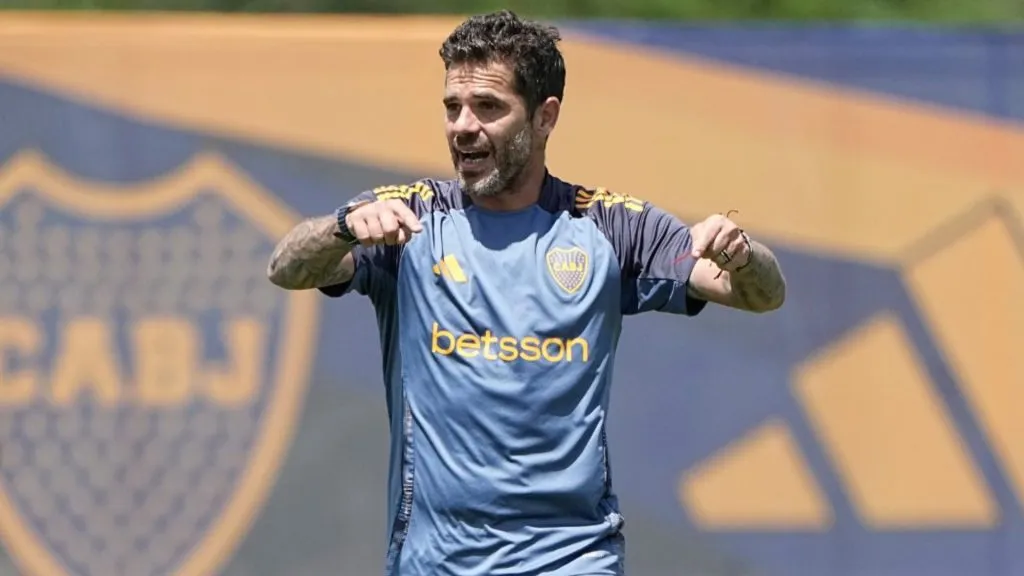 Gago define el equipo para enfrentar a Vélez.