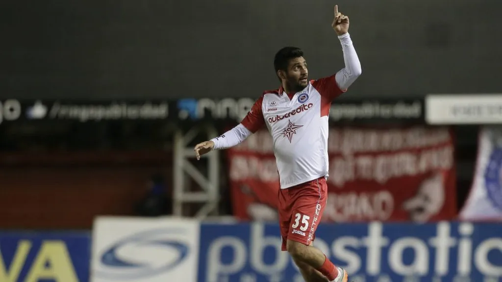 Carlos Bueno le convirtió a Boca casi una década después de pasar por el club. (Imago)