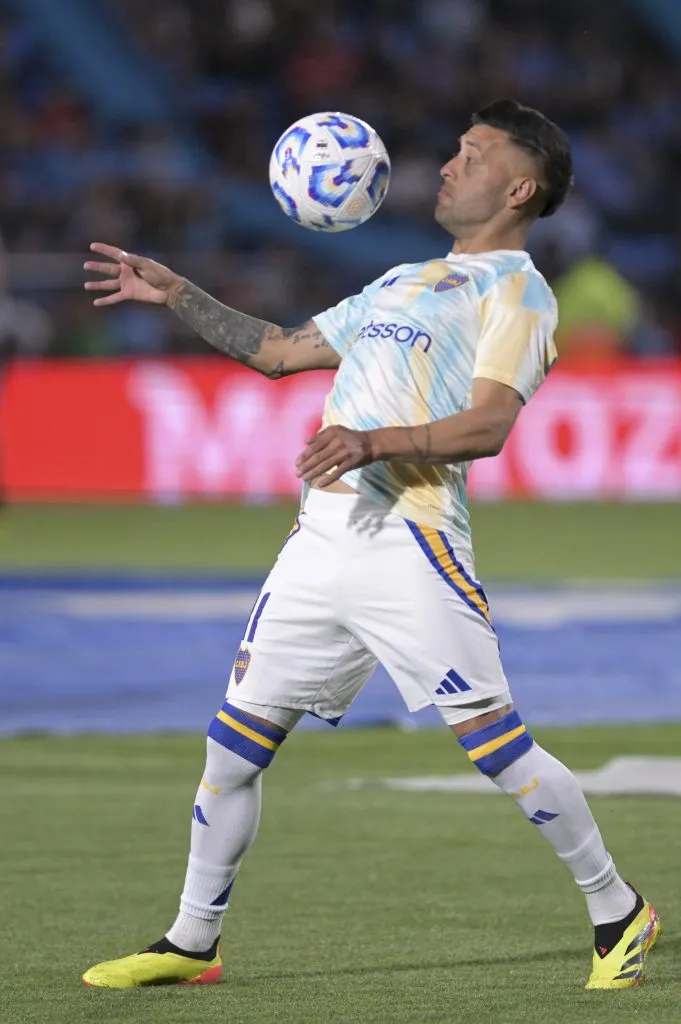 Lucas Janson gana terreno con Gago. (Getty)