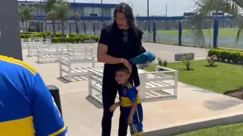 El tierno gesto de Cavani con un hincha.