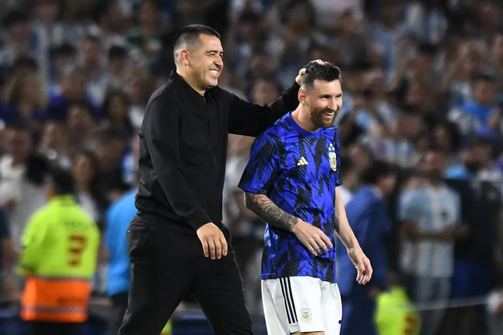 Lionel Messi con Riquelme la última vez que la Argentina jugó en La Bombonera (Getty Images)