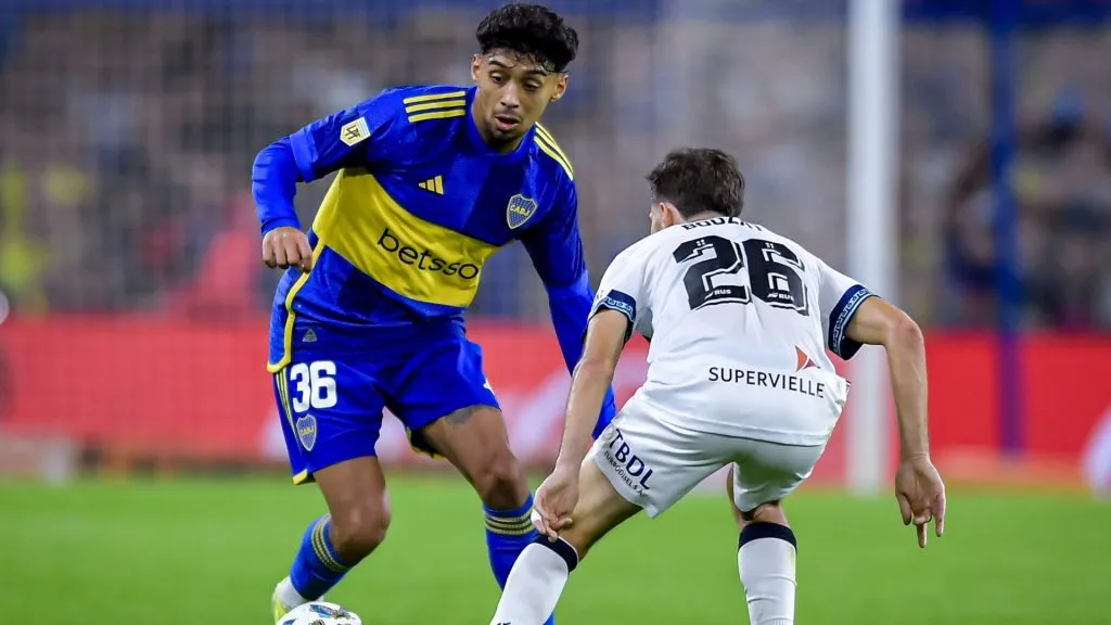 Cristian Medina, castigado por Gago. (Getty)