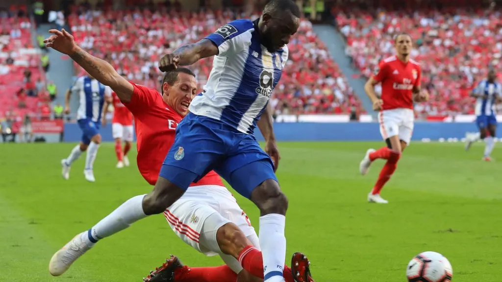 Cristian Lema vio la roja por doble amarilla en el clásico ante Porto. (Imago).