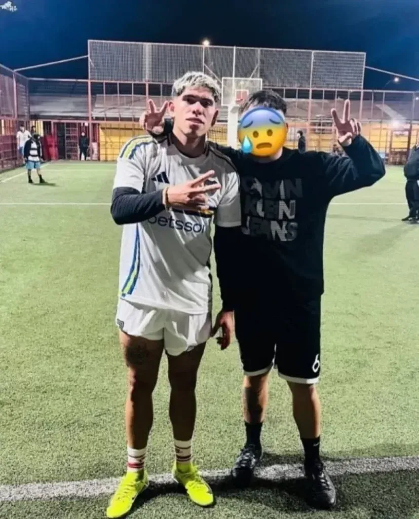 Carlos Palacios ya se probó la camiseta de Boca en un partido con amigos. (Instagram).