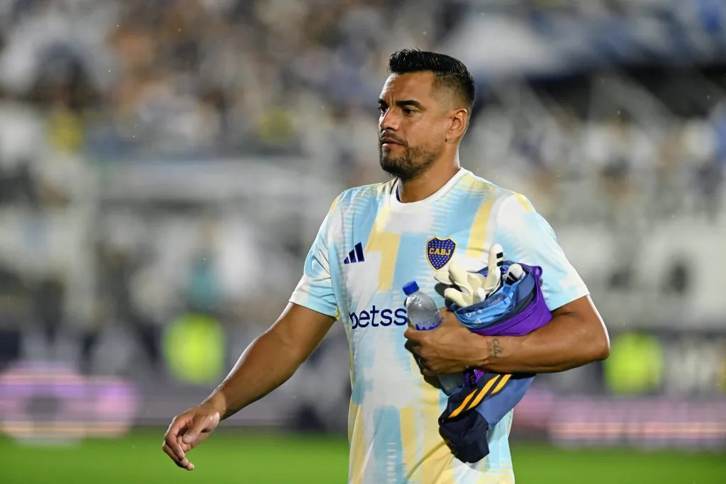 Sergio Romero va a hablar con Gago. (Imago)