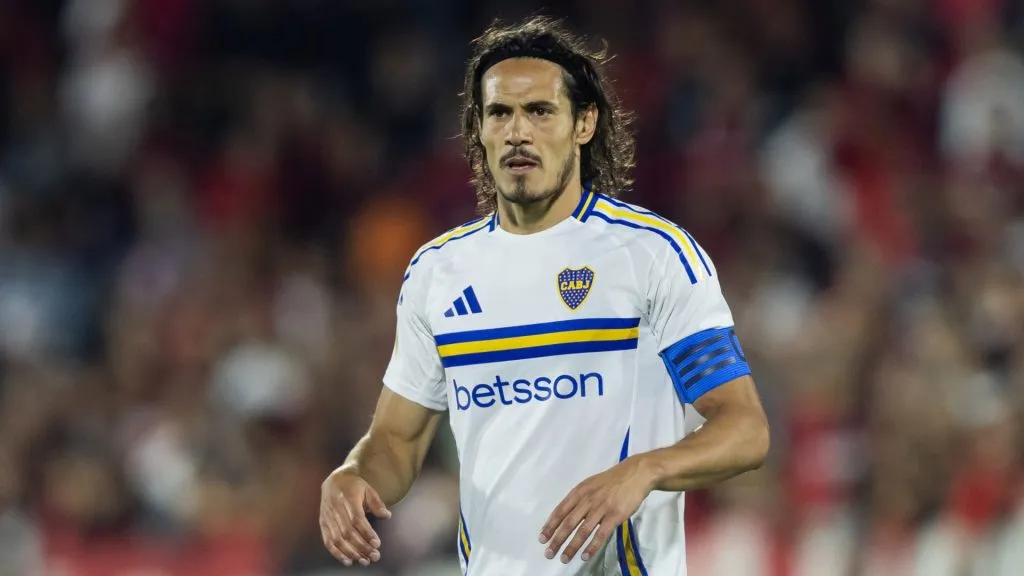 Cavani dejó la cancha con uno de sus gemelos cargados. (Getty)