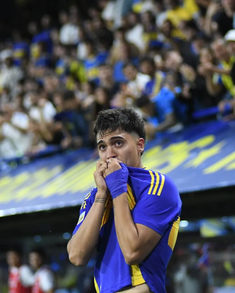 Beso al escudo: Zeballos y su amor por los colores. Foto: Imago