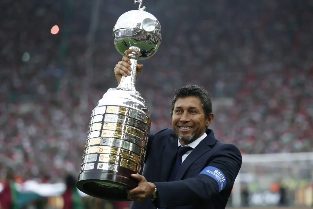Jorge Bermúdez llevando el trofeo de la Copa Libertadores. (Getty)