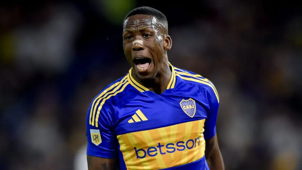 Luis Advíncula deja de ocupar cupo de extranjero en Boca. (Getty)
