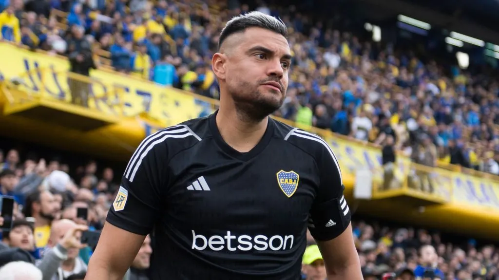 Romero siendo capitán de Boca: hoy, una imagen impensada. Foto: Getty.