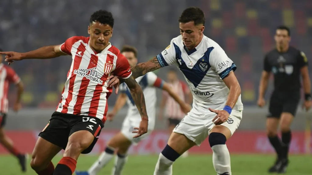 Valentín Gómez (derecha), es uno de los mejores centrales del fútbol argentino. (Getty)