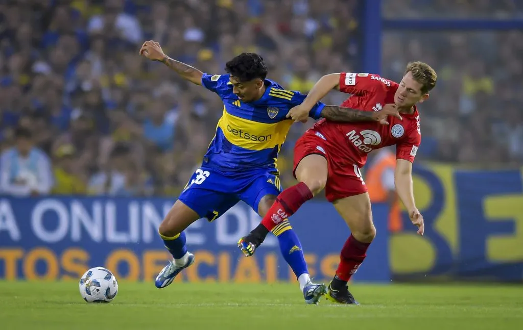 Esteban Rolón en La Bombonera con la camiseta de Belgrano. (Getty)