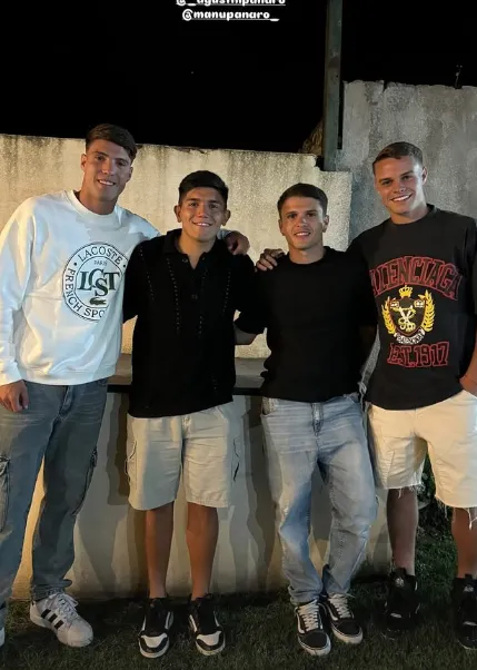 Ignacio Miramón con sus amigos en Navidad.