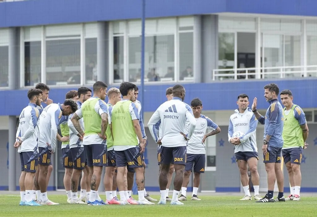 Gago junto al plantel en el Predio de Ezeiza. (Imago)