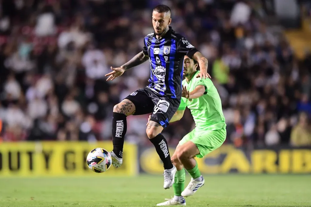 Darío Benedetto con la camiseta de Querétaro tras su salida de Boca. (Imago)
