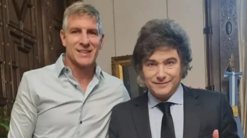 El Titán estuvo de visita por la Casa Rosada y le obsequió dos camisetas a Javier Milei.