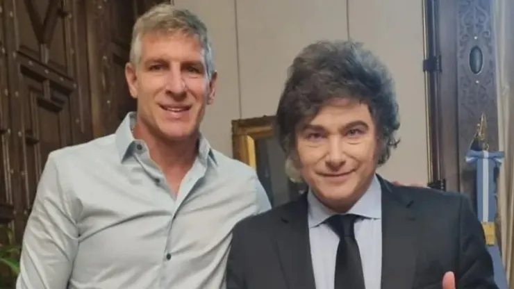 El Titán estuvo de visita por la Casa Rosada y le obsequió dos camisetas a Javier Milei.