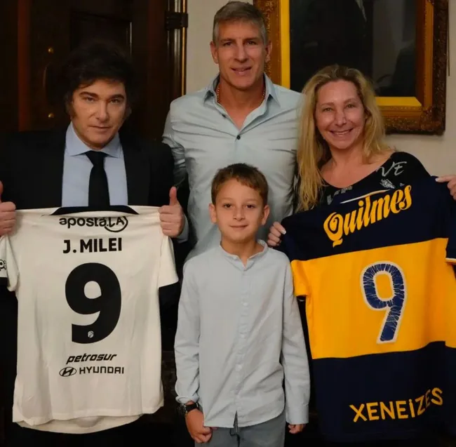 Javier Milei con las camisetas que le regaló Martín Palermo. (Instagram)