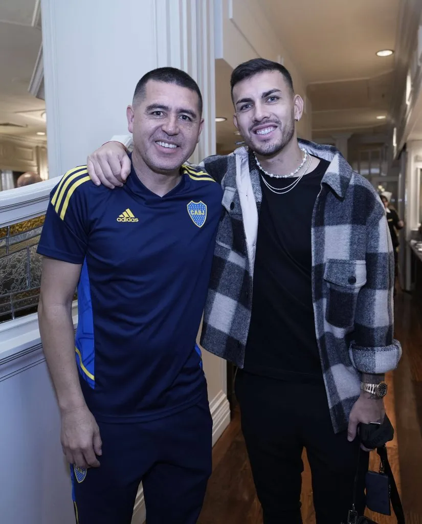 Paredes le prometió a Riquelme volver durante su gestión.