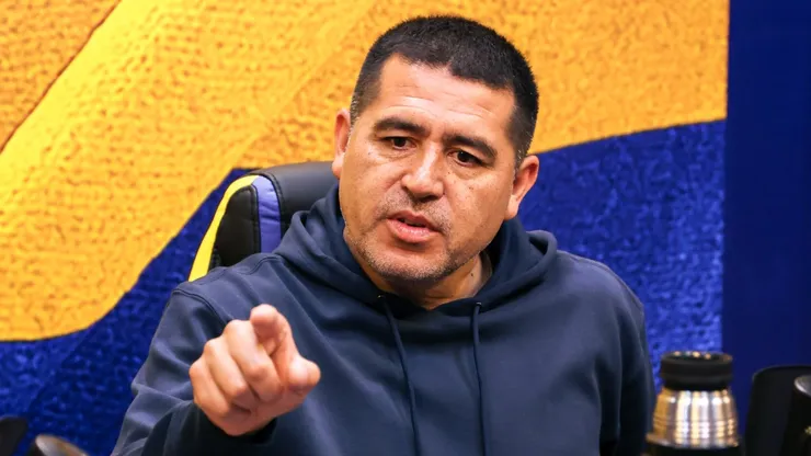 Juan Román Riquelme va a la carga por Alan Velasco.